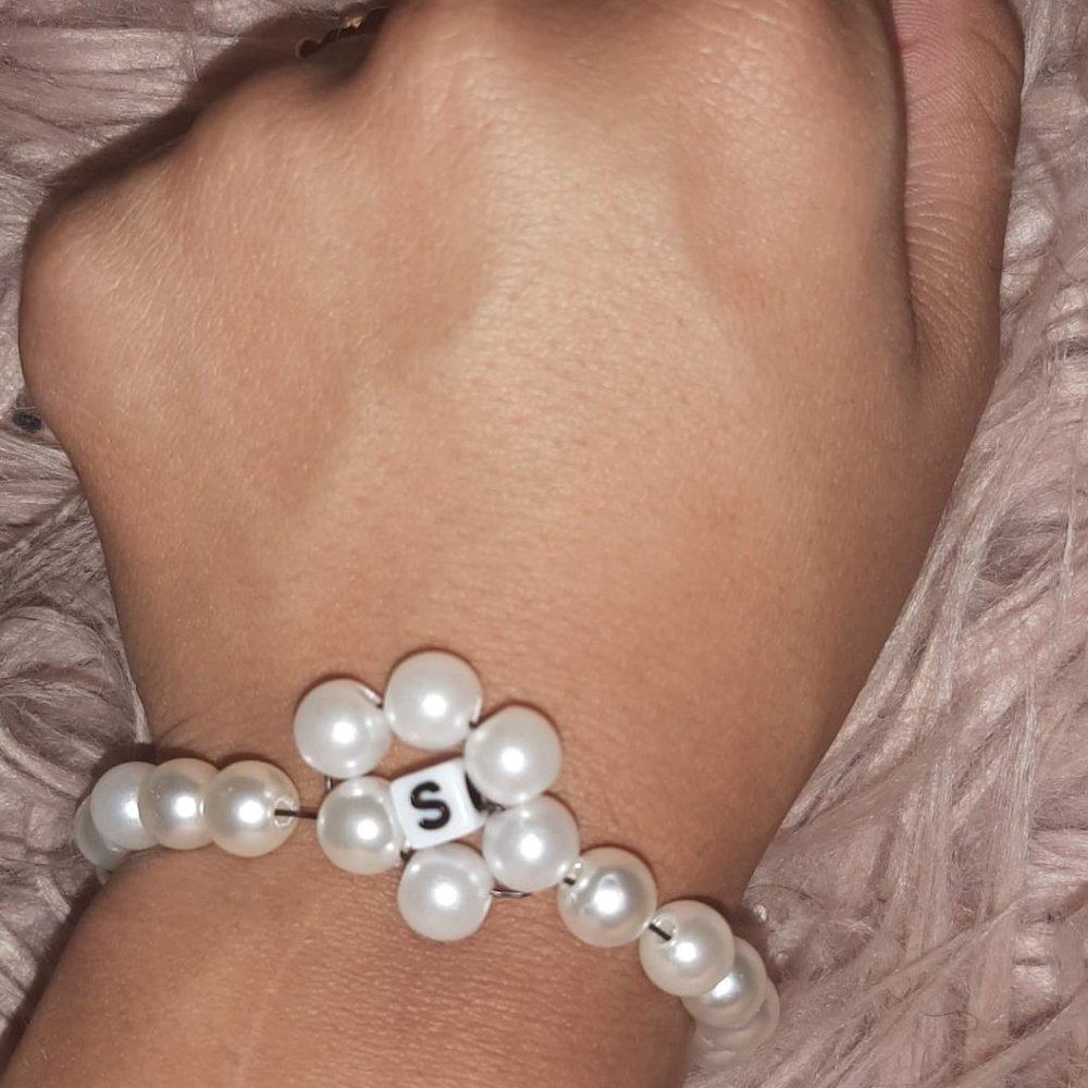 Pearly bracelet w letter